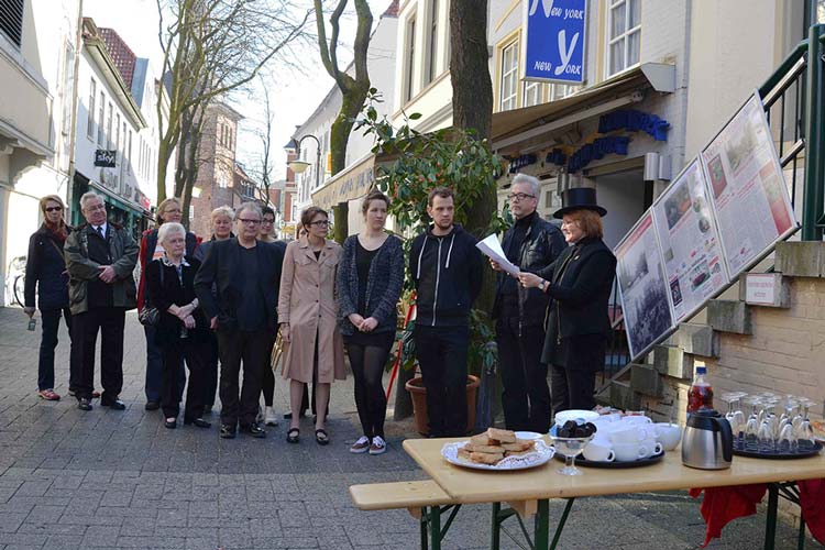 Mit einer Trauerfeier verabschiedeten sich die Werkstattfilm Vereinsmitglieder von den Werbetafeln in der Oldenburger Wallstraße.