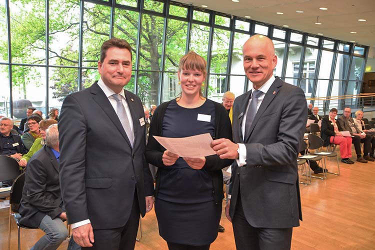 Die Vorstandsmitglieder Jürgen Müllender und Dr. Ulrich Knemeyer überreichten den Förderpreis an Geeske Janßen.
