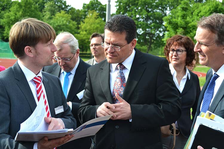 Next-Energy-Institutsleiter Prof. Dr. Carsten Agert informierte Maroš Šefčovič im Beisein des Niedersächsischen Umweltministers Stefan Wenzel über die aktuelle Forschung zur Energiewende in Oldenburg