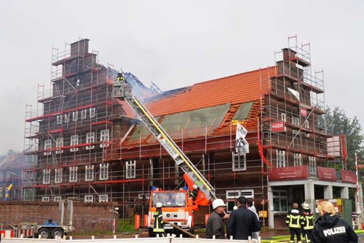 Auf dem Gelände der ehemaligen Donnerschwee-Kaserne in Oldenburg brannte heute Morgen der rund 80 Meter lange Dachstuhl eines Hauses.