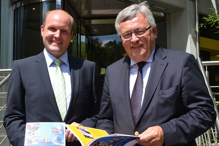 Dr. Friedrich Wilhelm Janssen und Dr. Werner Brinker stellten heute den ersten EWE Nachhaltigkeitsbericht vor.