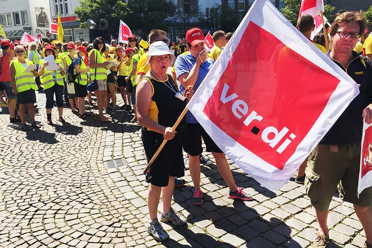 500 Beschäftigte der Post aus Oldenburg und dem Umland demonstrierten heute in der Innenstadt.