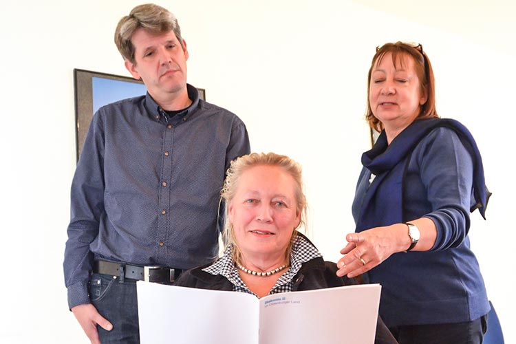 Hauke Holm, Barbara Driskell und Doris Kirstein stellten den Jahresbericht der Fachstelle Sucht in Oldenburg vor.