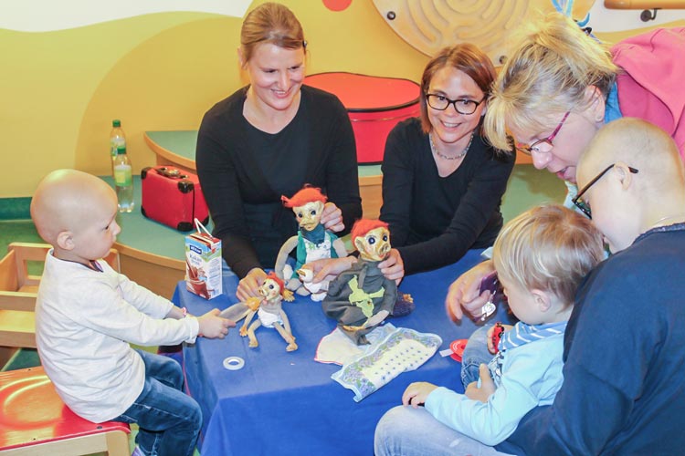 Die Puppenspielerinnen Annekathrin Stauß mit Rufus und Julia Warneke mit Rossa verkürzen der dreijährigen Anna, dem zweijährigen Theo und der 15-jährigen Hanna die Wartezeit in der onkologischen Ambulanz des Klinikums Oldenburg.