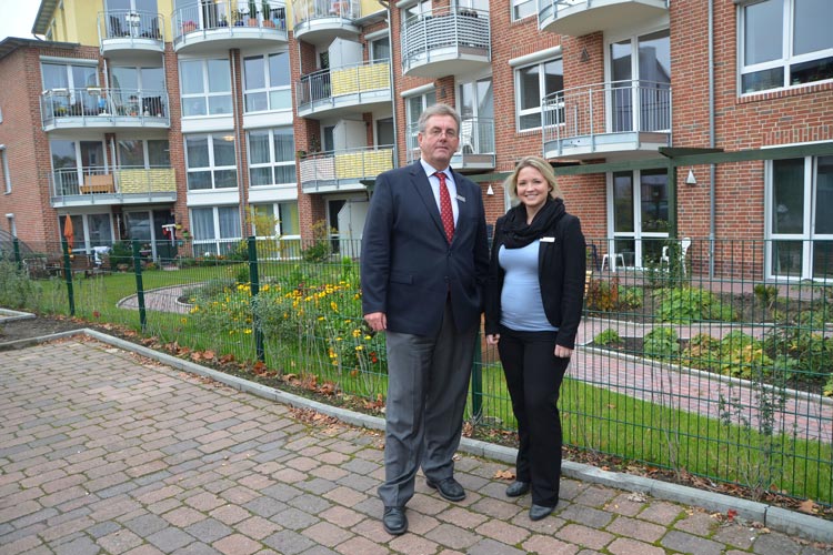 Joachim Buchwald und Ilona Goldbach vor dem CelaVie-Gebäude planen ein neues Wohnmodell für Ältere.