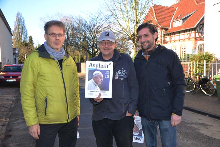 Volker Macke, Olaf S. und Reent Stade (von links) stellten das neu aufgemachte Straßenmagazin Asphalt vor.