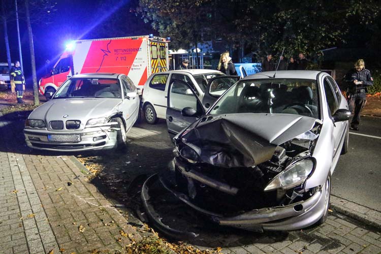 Ein 21-jährige Fahrer eines Peugeot ist gestern Abend auf der Bloherfelder Straße in Höhe des Quellenweges ins Schleudern geraten.