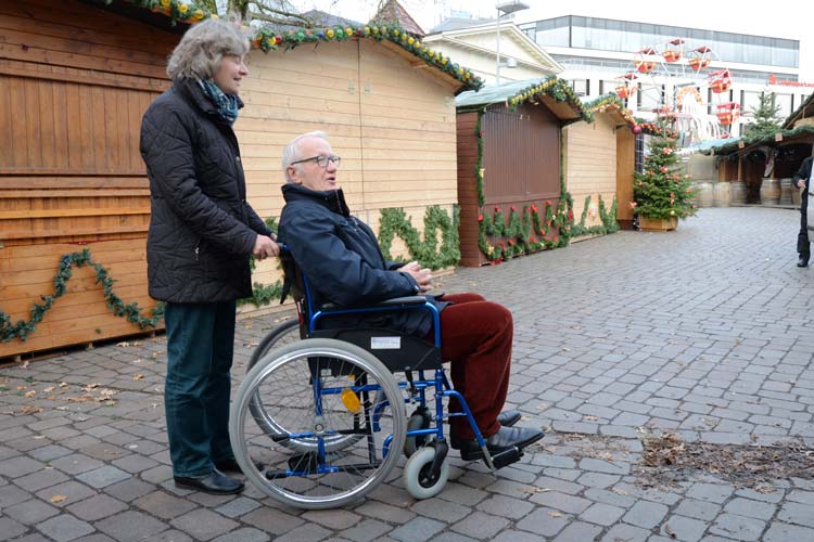 Die Stadtführer Irmtraud Eilers und Gerhard Kindl testeten mit einem Rollstuhl das Innenstadtpflaster.