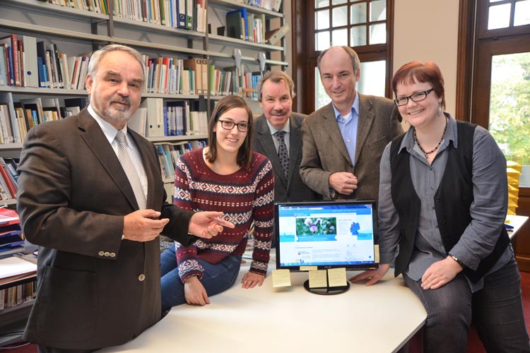 Das Team der Oldenburgischen Landschaft freut sich über den medialen Dreiklang: Thomas Kossendey, Anne Rinke (FSJ Kultur), Dr. Michael Brandt, Dr. Jörgen Welp und Sarah-Christin Siebert.