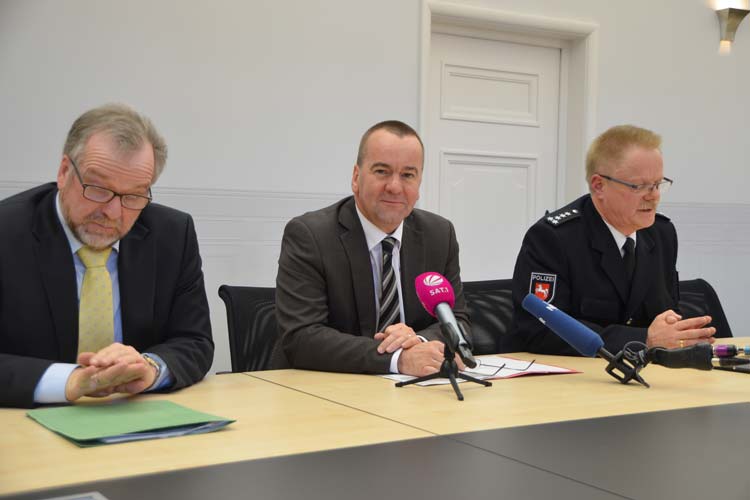 Polizeipräsident Johann Kühme, Innenminister Boris Pistorius und Norbert Münch, Leiter des Einsatz- und Streifendienstes der Citywache Oldenburg (von links) stellten das Tablet vor.