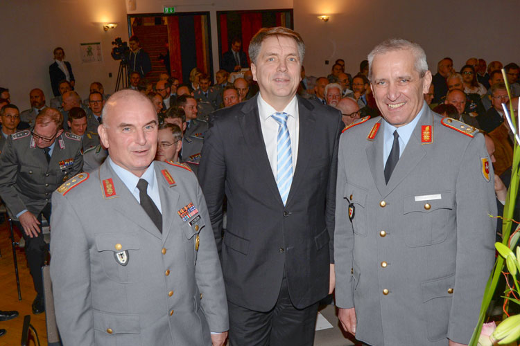 Oldenburgs Oberbürgermeister Jürgen Krogmann begrüßte beim Empfang des Stabes der 1. Panzerdivision der Bundeswehr Generalleutnant Carsten Jacobsen und Generalmajor Johann Langenegger.