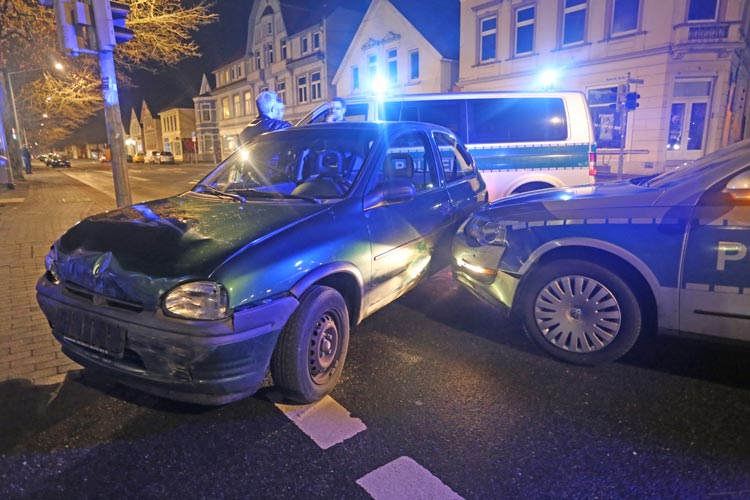 Der Fahrer des Opel Corsa konnte nach eine Verfolgungsfahrt in Oldenburg an der Nadorster Straße gestellt werden.