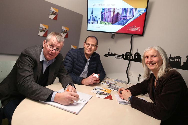 Helmut Jordan und Silke Fennemann begrüßten das neue Vorstandsmitglied Lutz Stratmann zu einem ersten Arbeitsgespräch in den Räumlichkeiten des Oldenburger Verkehrvereins.