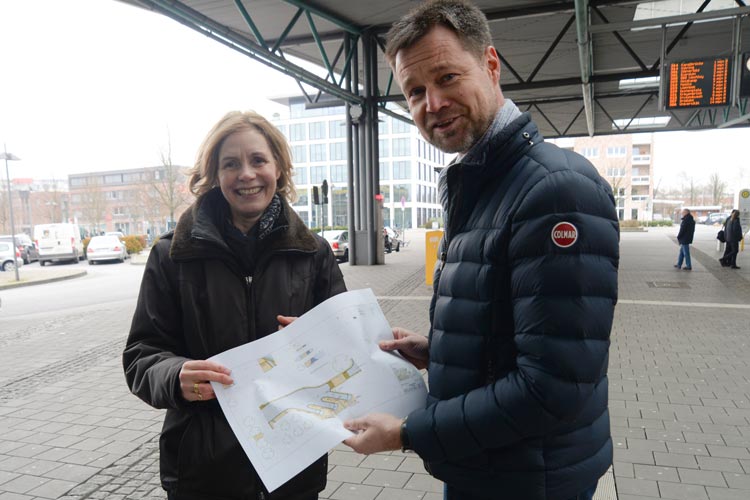 Gabriele Nießen und Dr. Norbert Korallus stellten heute die Pläne für die neue Fernbushaltestelle in Oldenburg vor.