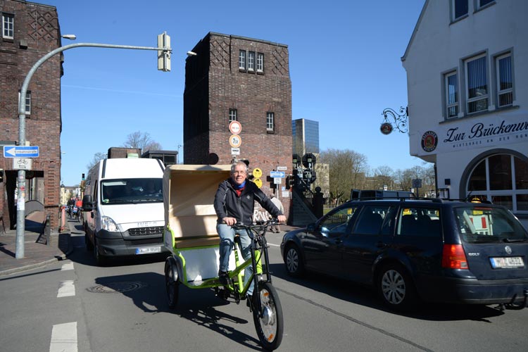 Es gibt in Oldenburg mehr Fahrräder als Bürger – 1,5 pro Kopf. Und so manch einer lässt sich fahren: von Erwin Juhl mit seiner Rikscha.