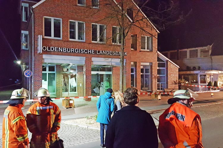 In der vergangenen Nacht wurde in Rastede gegen 2.40 Uhr der Geldautomat einer Filiale der Oldenburgischen Landesbank gesprengt.