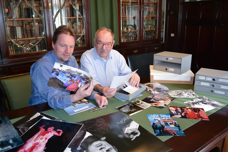 Andreas von Seggern (links) und Peter Kreier stöbern in den Fotos des umfangreichen Archivs.