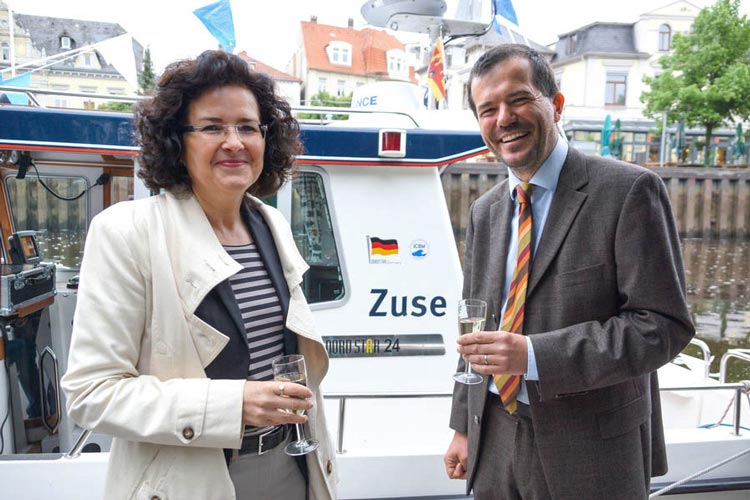 Wissenschaftsministerin Gabriele Heinen-Kljajić mit Bereichsvorstand Prof. Axel Hahn bei der Zuse-Schiffstaufe in Oldenburg.