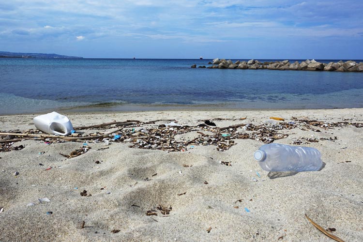 Bis zu 13 Millionen Tonnen Kunststoff gelangen jedes Jahr von Land aus ins Meer.