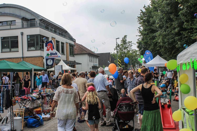 Beim HUGO Straßenfest in Ofenerdiek werden den Besuchern am 19. Juni verschiedene Waren und Aktionen zum Teilnehmen angeboten.