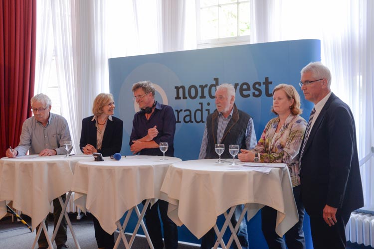 Folker von Hagen, Gabriele Nießen, Moderator Stefan Pulß, Gerald Sammet, Andrea Gebbeken und Egbert Meyer-Lovis diskutierten zum Thema Gleishalle im Fürstensaal.