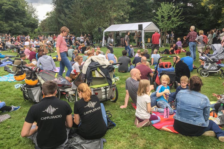 Ausnahmsweise durften die Besucher auf den Rasenflächen sitzen.