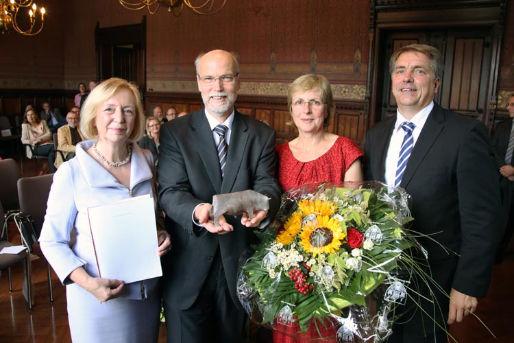 Der Hörforscher Prof. Dr. Dr. Birger Kollmeier ist von Oberbürgermeister Jürgen Krogmann mit dem Oldenburger Bullen ausgezeichnet worden.