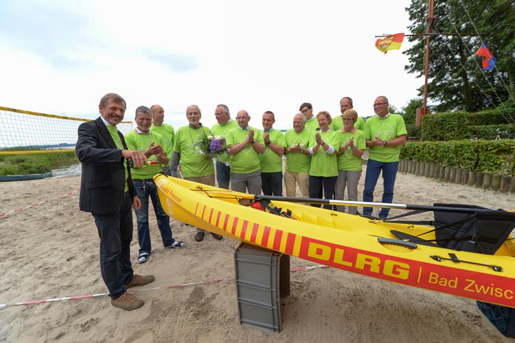 Zwischenahns Bürgermeister Dr. Arno Schilling taufte in dieser Woche im Beisein der Organisatoren und Sponsoren von Quer durchs Meer ein neues Rettungskajak auf den Namen des DLRG-Ehrenvorsitzenden Ewald Freese.