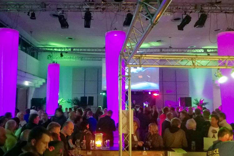 Zum dritten Mal heißt es in diesem Jahr Der Kramermarkt tanzt. Drei Tage lang findet die Ü30 Party in den Oldenburger Weser-Ems Hallen statt.