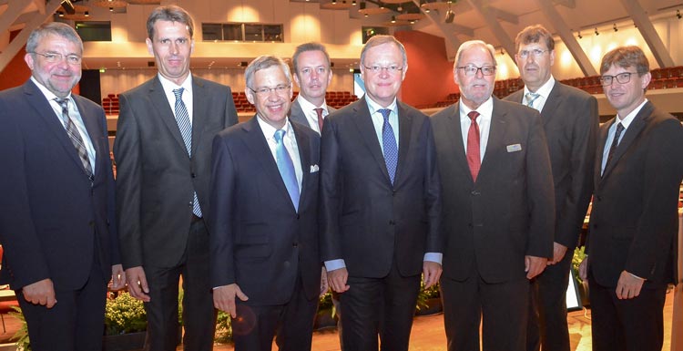 Heinz-Joachim Schmitz, Johannes Freundlieb, Ralf Zollenkopf, Klaus Krömer, Stephan Weil, Georg Litmathe, Heiko Plump und Johann Kramer begrüßten rund 300 Gäste zum Verbandstag in den Oldenburger Weser-Ems Hallen.