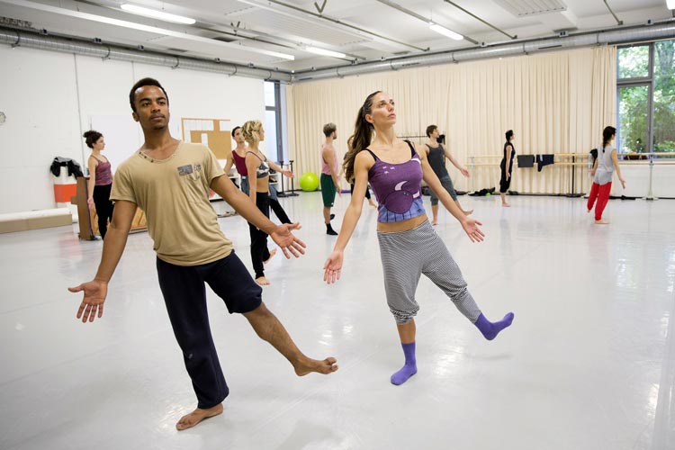 Die BallettCompagnie Oldenburg des Oldenburgischen Staatstheaters hatte kürzlich zu einer BallettWerkstatt in ihren Tanzsaal eingeladen.