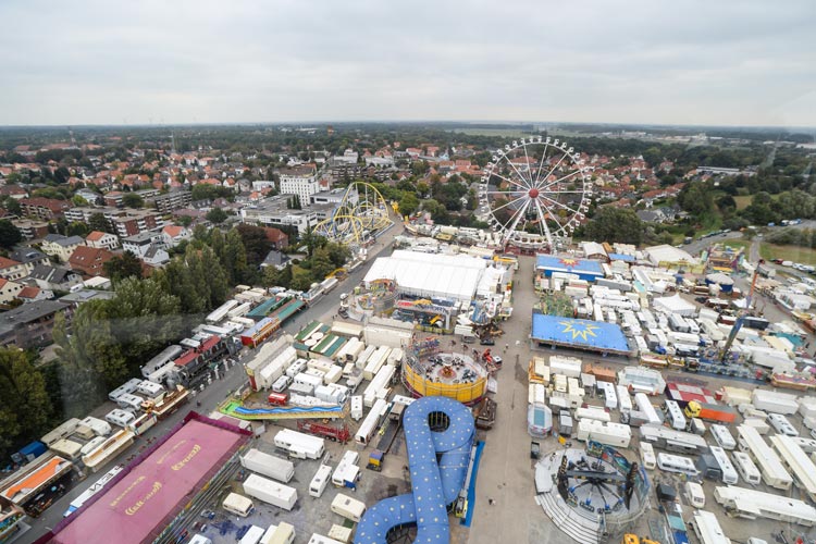 Kramermarkt XXL heißt es ab morgen neben den Weser-Ems Hallen. Rund 30 Großfahrgeschäfte locken 2016 auf den Rummel nach Oldenburg.