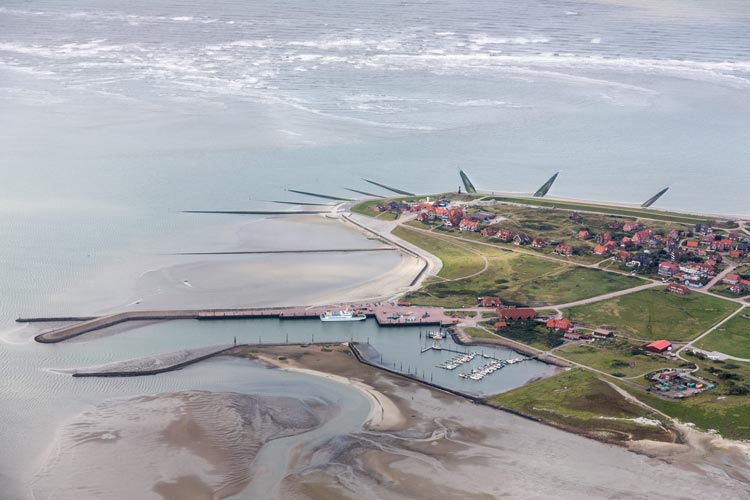 Durch Deckwerke und Buhnen massiv befestigter Igelkopf im Westen der Insel Baltrum.