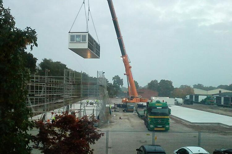 Der Aufbau der Module des Oldenburger Finanzamtes hat heute Morgen begonnen.