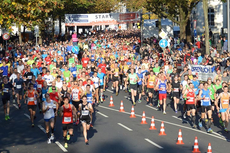 Startschuss des Oldenburg Marathons vor dem Oldenburgischem Staatstheater.