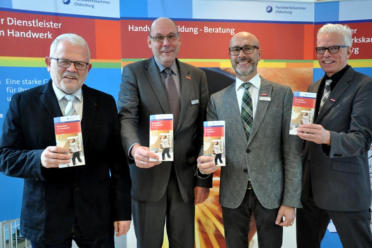 Betriebsinhaber Aloys Holthaus, HWK-Vizepräsident Eckhard Stein, HWK-Hauptgeschäftsführer Heiko Henke und HWK-Betriebsberater Klaus Hurling freuen sich über die gute Konjunkturlage im Handwerk.