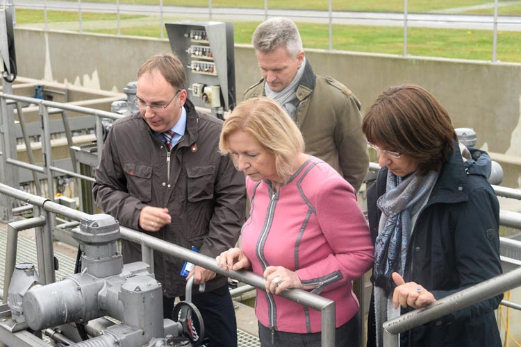 Beeindruckt zeigte sich Bundesforschungsministerin Dr. Johanna Wanka von dem außergewöhnlichen Engagement des OOWV bezüglich Mikroplastik.