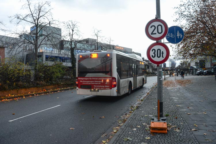 Die seit dem Wochenende von der Stadt Oldenburg verhängte Geschwindigkeitsbegrenzung von 20 Stundenkilometer bleibt bestehen.