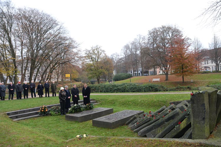 Vertreter der Verwaltung, der Polizei, der Bundeswehr, der Politik sowie Bürgerinnen und Bürger gedachten heute Morgen der Opfer der nationalsozialistischen Gewaltherrschaft in Oldenburg.