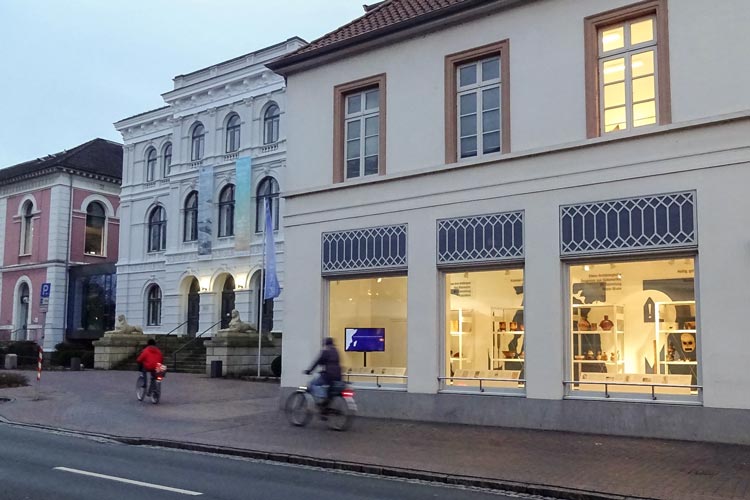 Neue Schaufenster neben dem Oldenburger Landesmuseum Natur und Mensch zeigen Einblicke und Ausblicke zur Ethnologischen Sammlung.