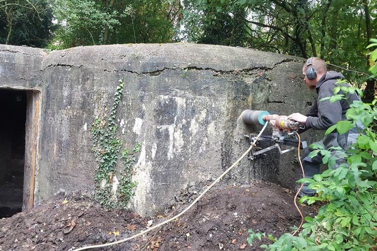 Die Einflugschlitze für die Fledermäuse wurden in den Bunker gefräst.