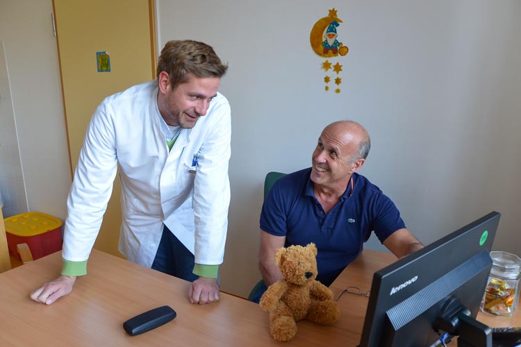 Dr. Martin Mostler und Dr. José Morcate operieren an der Klinik für Kinderchirurgie am Klinikum Oldenburg rund 1200 Babys und Kinder in einem Jahr.