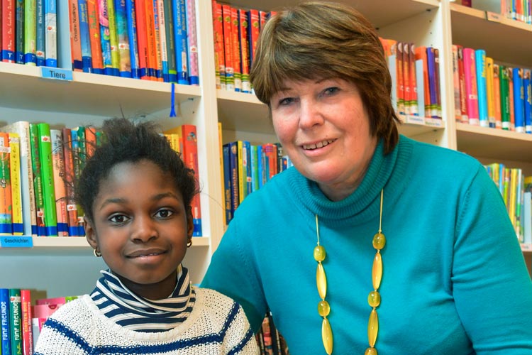 Sie bilden ein gutes Team: Die siebenjährige Shaniece mit ihrer Leselernhelferin Birgit Zeising in der Schulbibliothek der Grundschule Nadorst.