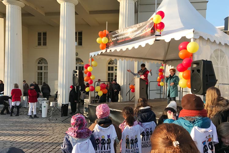 Rund 300 Teilnehmerinnen kamen gestern zum Oldenburger Schlossplatz, um bei One Billion Rising tanzend gegen Gewalt zu protestieren.