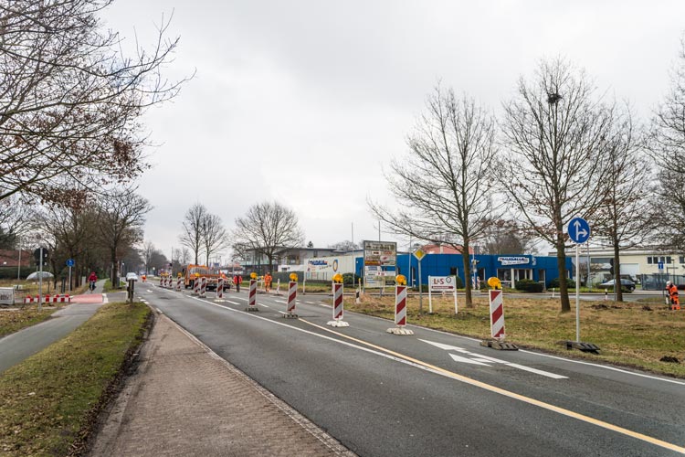 Die Straßenausbauarbeiten in der Edewechter Landstraße werden fortgesetzt. Heute hat der Ausbau eines Kreisverkehrsplatzes begonnen.