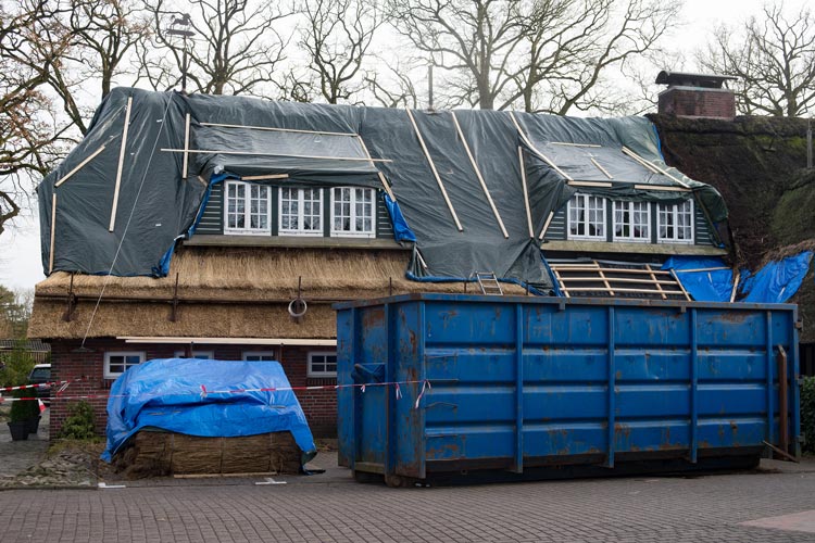 Das neue Reetdach des Bümmersteder Kruges.