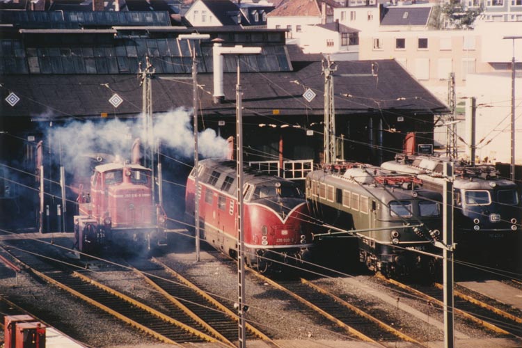 Lokomotiven vor dem Rechtecklokschuppen in Oldenburg, Rangierlok, Diesellok, E-Lok, 12. Oktober 1980.