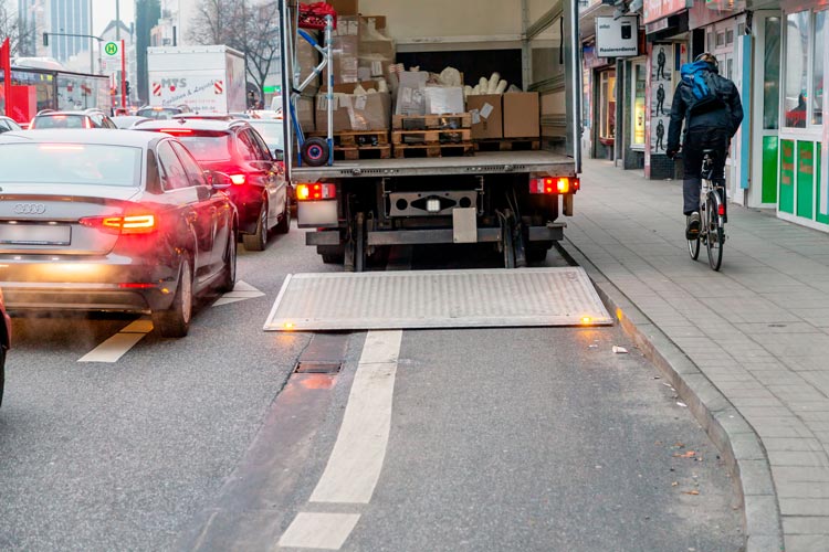 Ein tägliches Ärgernis für Radfahrer: Autos parken auf dem Radweg.