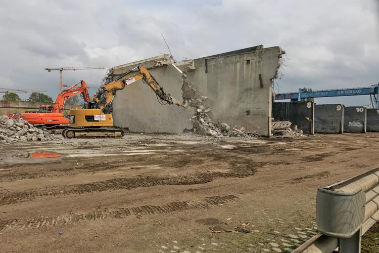 Das Oldenburgische Staatstheater schippert wegen Sanierungsarbeiten in den Theaterhafen. Zurzeit finden auf dem ehemaligen Gelände von Rhein-Umschlag Abrissarbeiten statt.