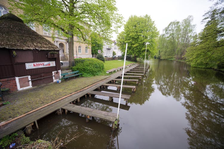 Trostlos sieht der Steg des Oldenburger Tretbootverleihs in diesen Tagen aus, er muss dringend repariert oder erneuert werden.